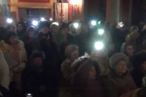 VIDEO Spectacol inedit Eminescu – Zeci de credincioşi au cântat pe ritmuri folk la îndemnul preotului Cătălin Dumitrean