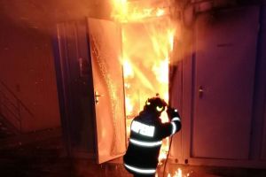 Bucătărie amenajată într-un container, cuprinsă de flăcări. Aproape 250 de persoane s-au autoevacuat