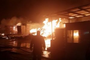 Incendiu în cartierul Habitat din Beiuş: Două case au fost cuprinse de flăcări! (VIDEO)