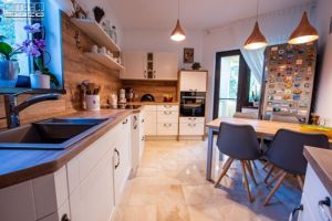 Mobila la comandă pentru bucătărie – soluţia cea mai eficientă