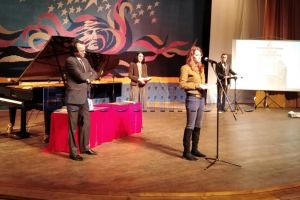 VIDEO Poeta câştigătoare a Premiului Naţional de Poezie Opus Primum, revoltată, pe scena de la Botoşani. „Mi se pare scandalos şi regretabil”