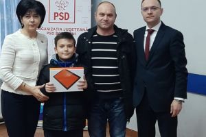 FOTO! Trei elevi din Botoşani au recitat Luceafărul şi au primit tablete