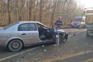 FOTO & VIDEO Accident grav la Botoşani! Un bărbat a fost rănit după ce o maşină s-a izbit într-o camionetă de la Drumuri