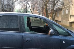 Continuă SPARGERILE de maşini în Arad. „Vă rog share! Poate îmi găsesc portofelul!”