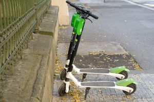 Cine va putea conduce trotinete electrice şi pe unde