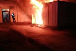 Timis: 250 de angajati, evacuati in urma unui incendiu izbucnit la un container de tip bucatarie  