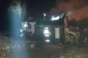 Acoperisul unei case din Baia Mare, cuprins de flacari (FOTO)