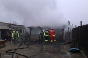 Judetul Tulcea: Incendiu intr-o gospodarie din localitatea Izvoarele (galerie foto)