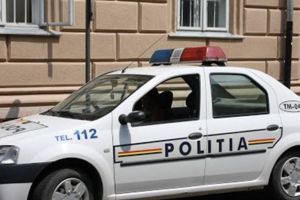 Femeie prinsă în timp ce fura cosmetice dintr-un magazin