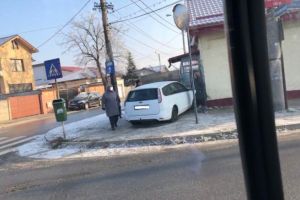 Accident pe Buna Vestire. Un sofer a intrat cu masina in gardul unei case