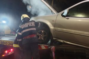 FOTO. Un scurtcircuit a provocat un incendiu la o maşină pe drumul Careiului