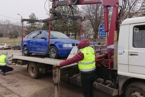 FOTO Zeci de maşini, parcate în zona Pacea, ridicate de poliţiştii locali. Acestea blocau o bandă de circulaţie