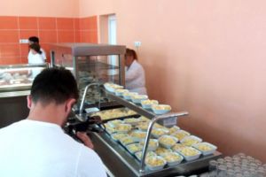 Studenţii din Piteşti, revoltaţi că li se închide cantina