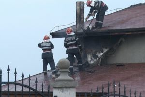 Un nou incendiu în Bihor: Mansarda şi acoperişul unei case din Paleu au luat foc, proprietara s-a intoxicat cu fum!