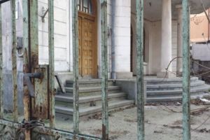 SINAGOGA DIN PITEŞTI. Una din cele mai IMPUNĂTOARE clădiri din municipiu, în PARAGINĂ