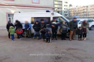 FOTO&VIDEO. Cincisprezece migranţi, copii şi adulţi, prinşi într-o Dacie, la Satu Mare