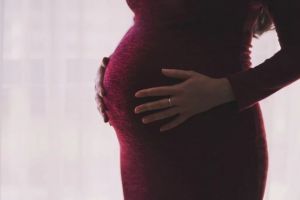 O prahoveanca însărcinată în nouă luni a murit subit după ce a fost externată de la maternitate