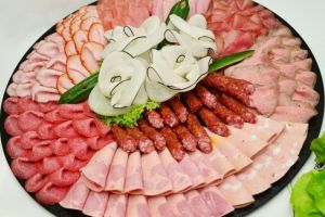 Pericolul ascuns din mezeluri. Procesatorii folosesc slănină şi zgârciuri în loc de carne