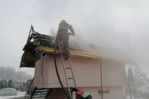 FOTO Incendiu la Tălmaciu – Locuinţă cuprinsă de flăcări