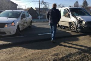 ACCIDENT pe un drum din judeţ! Un Logan şi o dubiţă s-au lovit