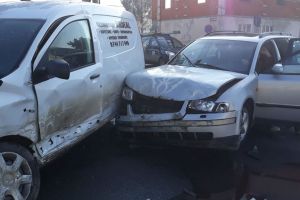 Accident pe strada Libertăţii din Bistriţa. Un şofer a fost rănit (FOTO)