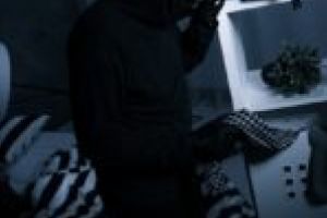 Tânăr din Reşiţa, reţinut de poliţişti după ce a stricat sărbătorile unei femei din Bocşa