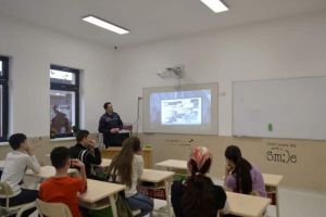 FOTO. Poliţiştii din Alba, lecţii dedicate prevenirii bullying-ului şi consumului de droguri şi alcool, cu elevii Școlii Gimnaziale Ciugud