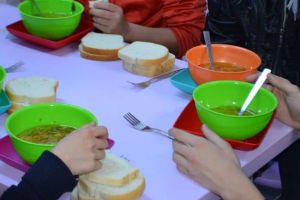 Masa caldă în şcoli: Patru unităţi şcolare din judeţul Alba vor beneficia de acest proiect