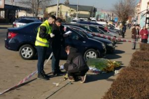 A MURIT SUB OCHII VÂNZĂTOAREI