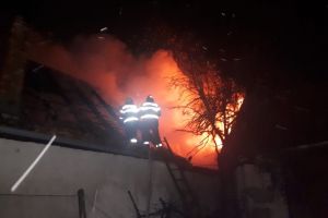 Incendiu într-o localitate din judeţ. Hornul unei case a luat foc