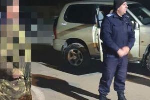 TÂNĂR RĂTĂCIT ÎN PĂDURE