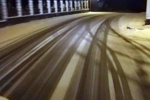 Zeci de utilaje şi sute de tone de material antiderapant pe drumurile din vestul ţării