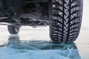 Atenţie cum circulaţi! Ceaţă, polei şi chiciură pe mai mute drumuri din judeţul Braşov şi din ţară