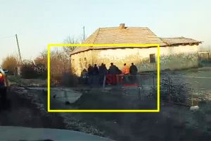 VIDEO. Accident în judeţul Satu Mare! Doi tineri s-au răsturnat cu maşina înafara şoselei