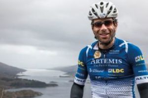 Un biciclist britanic a pedalat in jurul lumii 78 de zile, doborand recordul mondial