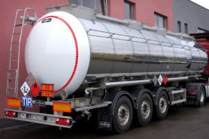 Doua camioane cu deseuri foarte periculoase, oprite in trafic la Boldesti