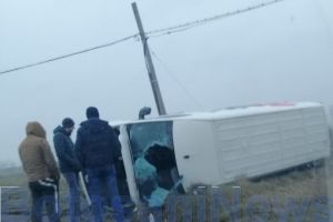 FOTO Accident din cauza ceţii la Botoşani! Un şofer s-a răsturnat cu o maşină