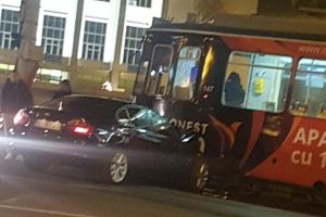 FOTO Accident! Un botoşănean a intrat cu BMW-ul într-un tramvai