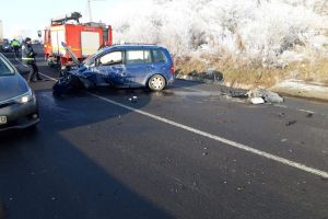 Accidente rutiere unul după altul în tot judeţul. O gravidă şi un bărbat au fost duşi la  spital  (FOTO)