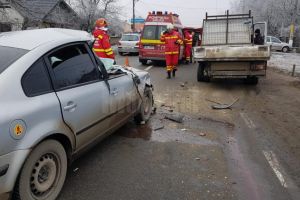 Două persoane au ajuns la spital, în urma coliziunii dintre un autoturism şi o autoutilitară