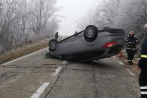 Şoferiţa s-a dat cu maşina peste cap