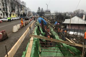 FOTO! Trafic deviat pe o stradă din municipiul Botoşani, după ce un mal de pământ s-a prăbuşit