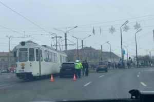 ACCIDENT între un jeep şi un TRAMVAI, în Arad