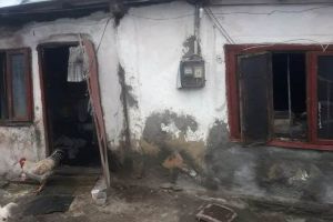 FOTO: Incendiu pe strada Vrancei | O femeie de 80 de ani s-a intoxicat cu fum şi a ajuns la spital
