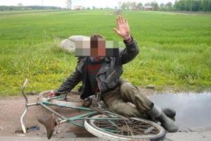 GURA FOII: Abia se ţinea pe picioare de la alcool, dar a plecat cu bicicleta la drum