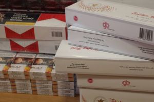 Bărbaţi prinşi de jandarmi în timp ce vindeau ţigări de contrabandă, la Timişoara