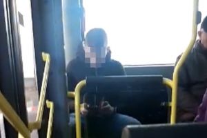 VIDEO: Muzică ţigănească într-un autobuz Tursib – Un puştan rebel s-a crezut la el acasă