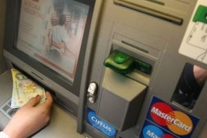 3.000 de lei uitaţi în faţa unui bancomat, returnaţi proprietarului de un poliţist!