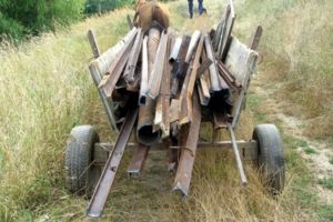 Cu grinzile metalice furate în căruţă, au încercat să scape de poliţişti