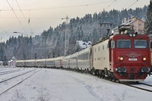 Pasagerii pot transporta schiurile sau snowboardurile, gratuit, în trenurile CFR Călători